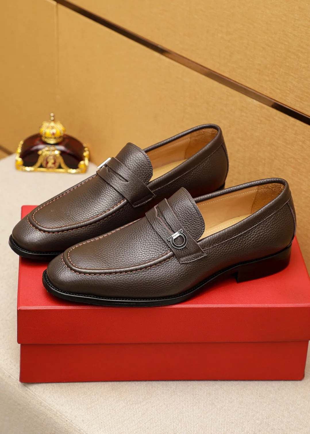 Men's shoes 💰460 💐 Product trademark: Ferragamo "Ferragamo" casual leather shoes Regular size: 38-44 (45.46🉑️customized) Product materials: Selected imported first-layer pebbled cowhide leather upper + luxury hardware buckle, imported water-dyed cowhide leather lining. Strong three-dimensional visual effect, original outsole color: 2⃣️seed leather materials optional